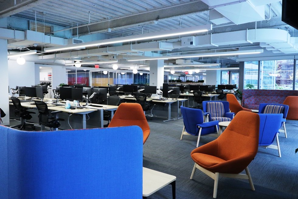  All of the open office areas have immediate access to teaming rooms at the interior and flexible informal seating areas along the window line. 